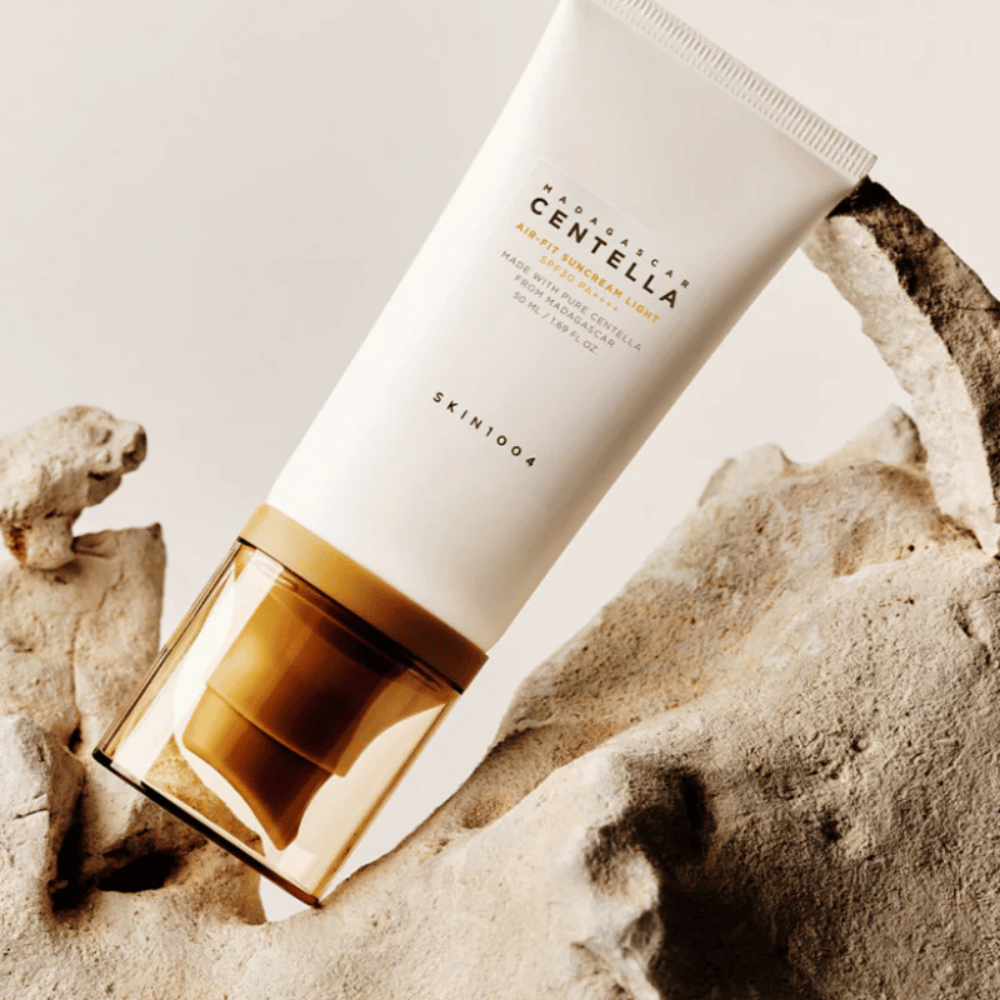 SKIN1004 Madagascar Centella Air-Fit Suncream Light SPF30 – protezione solare idratante che aiuta a rafforzare la barriera cutanea e a dare un risultato naturale e fresco.