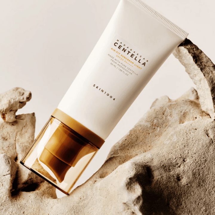 SKIN1004 Madagascar Centella Air-Fit Suncream Light SPF30 – protezione solare idratante che aiuta a rafforzare la barriera cutanea e a dare un risultato naturale e fresco.