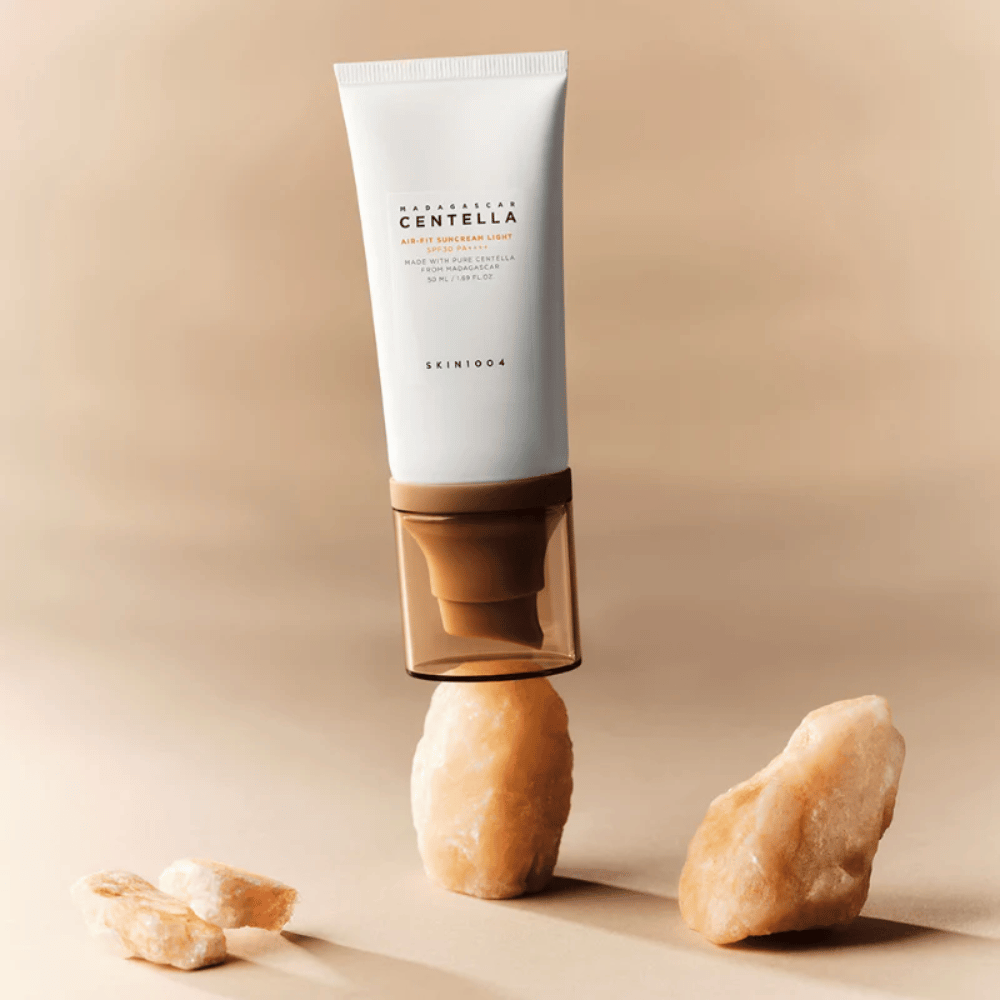 SKIN1004 Madagascar Centella Air-Fit Suncream Light – crema solare coreana con formula leggera che si assorbe rapidamente e aiuta a calmare la pelle con centella asiatica.