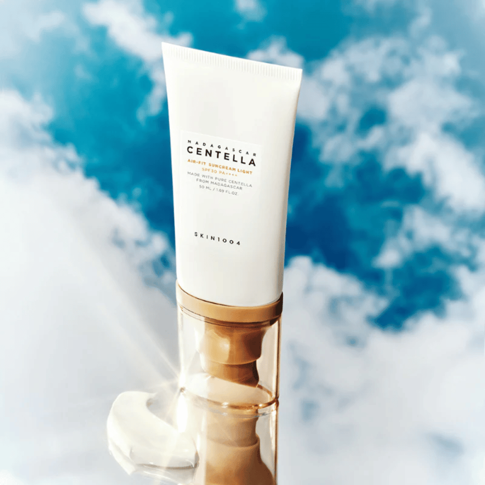 SKIN1004 Madagascar Centella Air-Fit Suncream Light SPF30 PA++++ – crema solare leggera con centella asiatica che protegge la pelle dai raggi UV e fornisce idratazione senza risultare pesante.