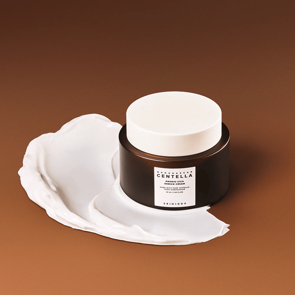 SKIN1004 Madagascar Centella Probio-Cica Enrich Cream posizionata su uno strato di crema – crema viso idratante e lenitiva con centella asiatica.