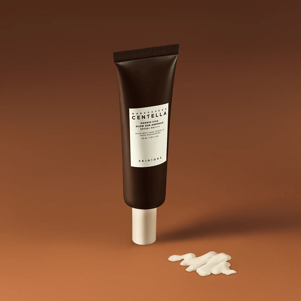 SKIN1004 Madagascar Centella Probio-Cica Glow Sun Ampoule ha una formula setosa, leggermente colorata che si fonde con la pelle. Protegge con SPF50+ PA++++, idrata profondamente e dona un bagliore naturale – perfetto per l'uso quotidiano.