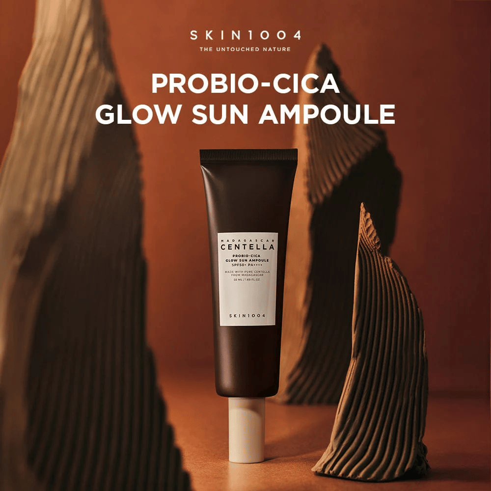 SKIN1004 Madagascar Centella Probio-Cica Glow Sun Ampoule – una protezione solare nutriente con SPF50+ PA++++ che dona luminosità, protegge e rafforza la barriera cutanea con probiotici e centella del Madagascar. Adatto anche per pelli sensibili.