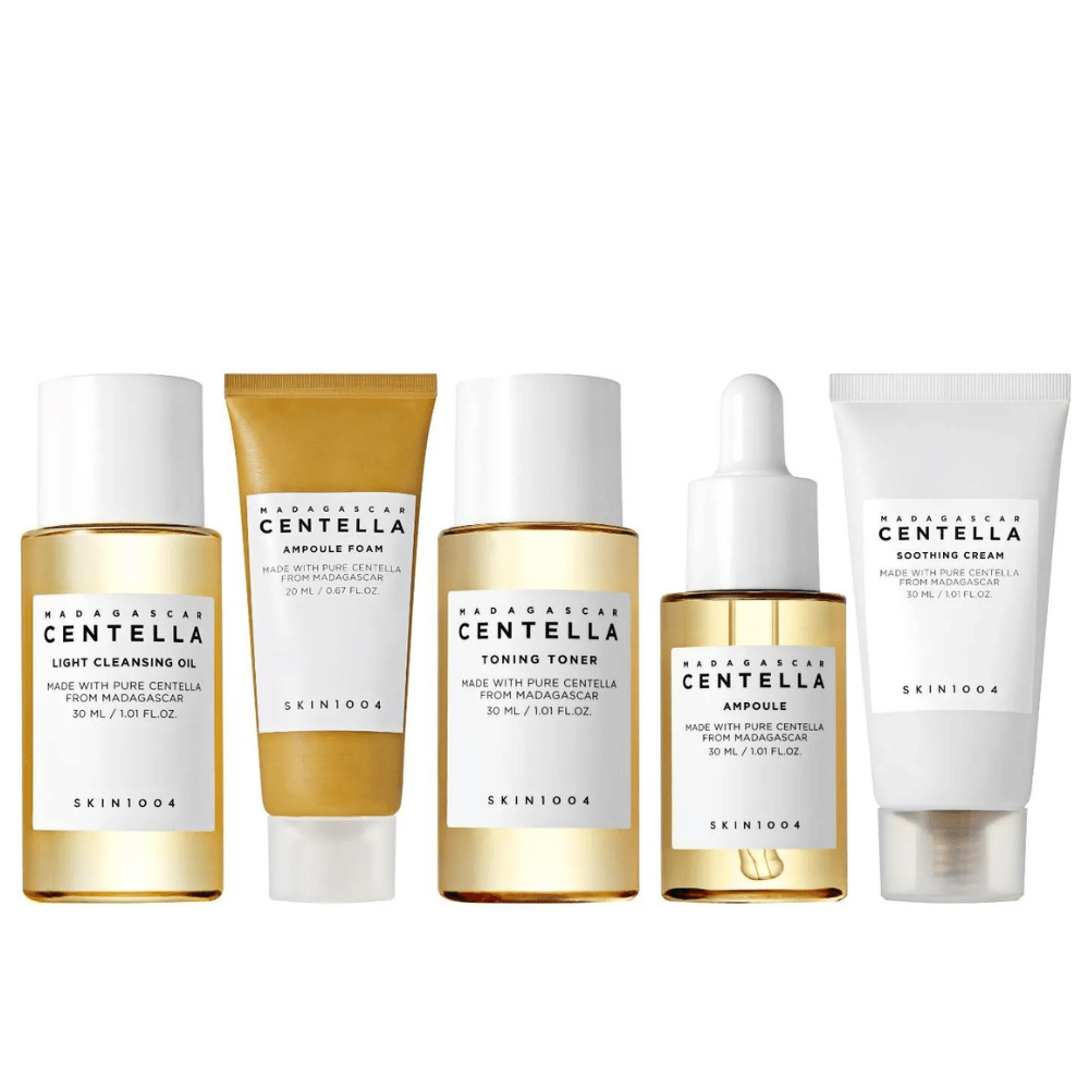 Madagascar Centella Travel Kit contiene cinque prodotti per una routine completa di cura della pelle. Include olio detergente leggero, schiuma ampoule, toning tonico viso, ampoule e crema lenitiva. Perfetto per idratare e lenire la pelle ovunque tu sia.