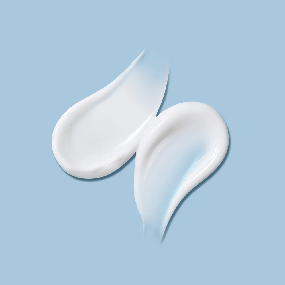 La texture di MADECA Cream Time Reverse Zero – crema setosa e leggera che offre idratazione intensa senza sentirsi grassa sulla pelle.