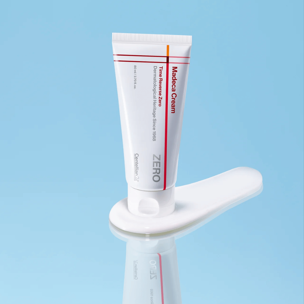 MADECA Cream Time Reverse Zero applicata su texture di crema – crema viso morbida e leggera che si assorbe rapidamente e si adatta alla pelle sensibile e stressata.