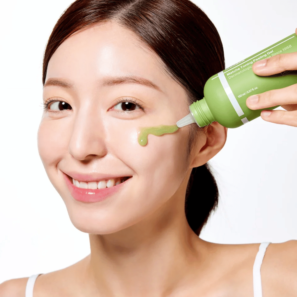 Persona che applica Centellian24 Madeca Matcha Toning Peeling Gel – delicato peeling viso che aiuta a rimuovere le cellule morte della pelle e rende la pelle più morbida e radiosa.