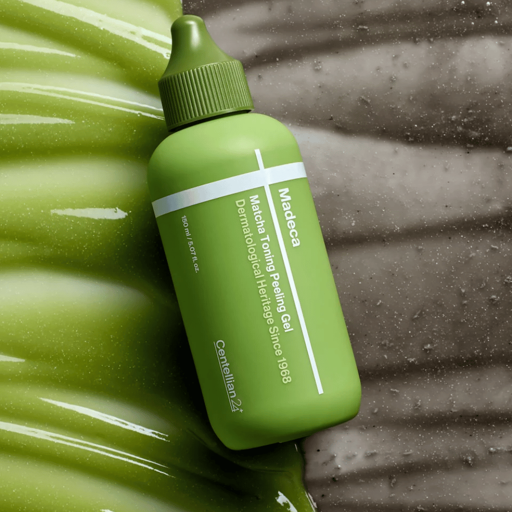 Centellian24 Madeca Matcha Toning Peeling Gel – coreano peeling gel con matcha che aiuta a esfoliare delicatamente la pelle, rimuovere le cellule morte e dare un tono di pelle più chiaro e uniforme.