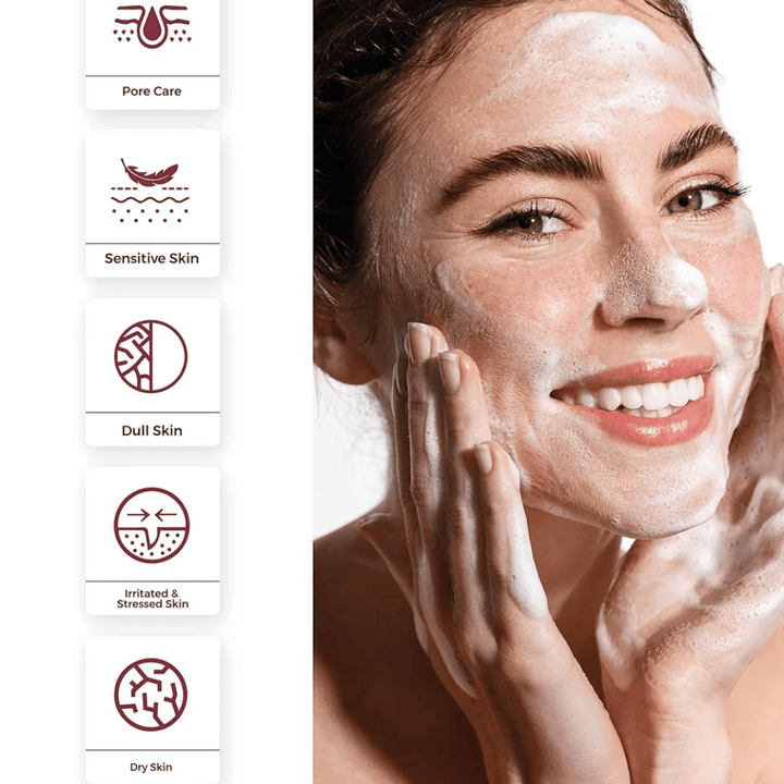 Persona che utilizza Centellian24 Madeca Amino Acid Cleansing Foam – delicato prodotto coreano detergente viso che crea una schiuma morbida e aiuta a pulire i pori e a calmare la pelle sensibile.