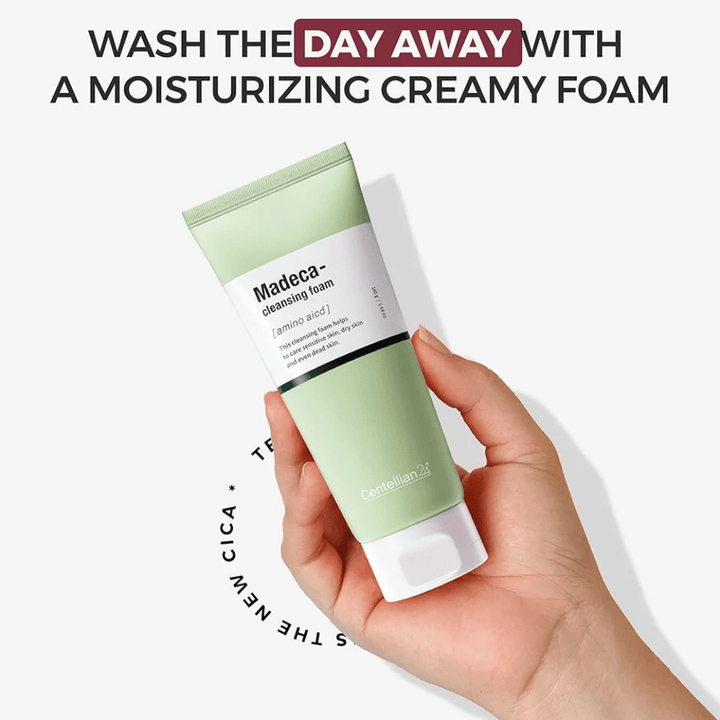 Centellian24 Madeca Amino Acid Cleansing Foam in mano – prodotto coreano detergente viso con amminoacidi e Centella Asiatica che genera una schiuma cremosa e pulisce la pelle delicatamente senza seccarla.