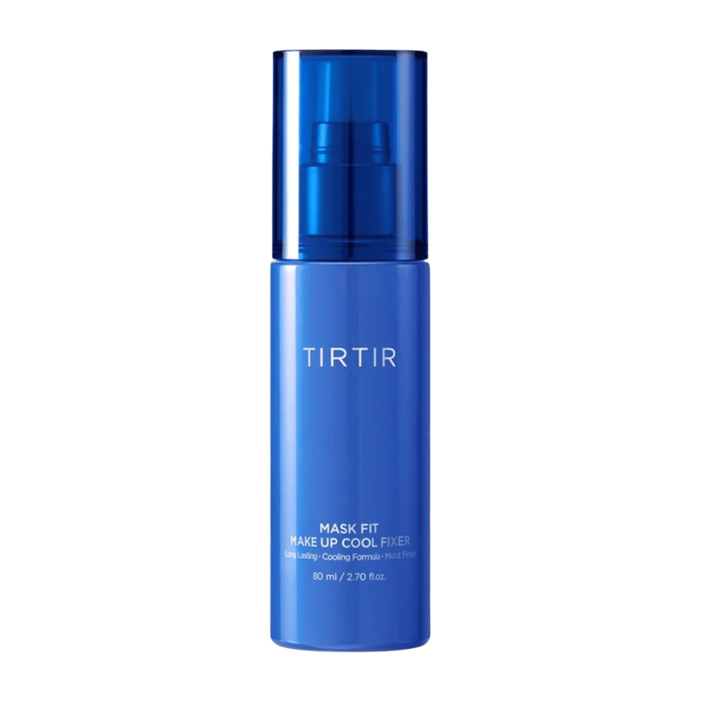 Un flacone spray blu con "TIRTIR Mask Fit Make Up Cool Fixer" sull'etichetta. Il design del flacone è elegante e moderno, e contiene 80 ml (2,70 fl. oz.) di un prodotto che offre una finitura duratura e rinfrescante per il trucco.
