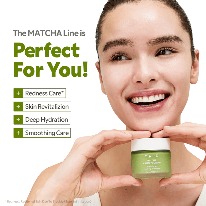 Donna tiene in mano TIRTIR Matcha Calming Cream che lenisce la pelle arrossata, dona un’idratazione profonda e rafforza la barriera cutanea per un glow sano.