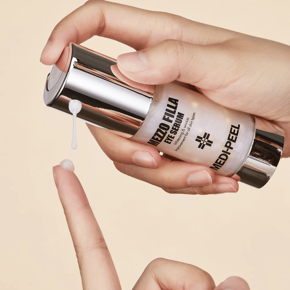 Applicazione di MEDI-PEEL Mezzo Filla Eye Serum sulla punta delle dita – siero occhi leggero che si assorbe rapidamente e fornisce idratazione intensa e effetto anti-età.