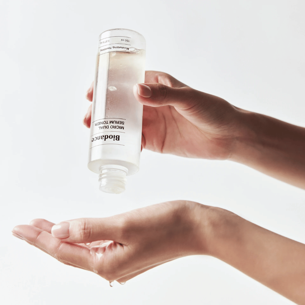 Biodance Micro Dual Serum Toner si applica sulla mano – tonico viso idratante e nutriente con sensazione di siero per pelle secca e sensibile