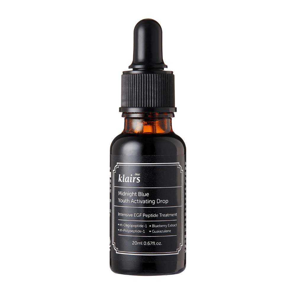Klairs Midnight Blue Youth Activating Drop in una bottiglia di vetro scuro con pipetta. Il prodotto contiene peptidi EGF, estratto di mirtillo e guaiazulene per promuovere l'elasticità della pelle e contrastare i segni dell'età.