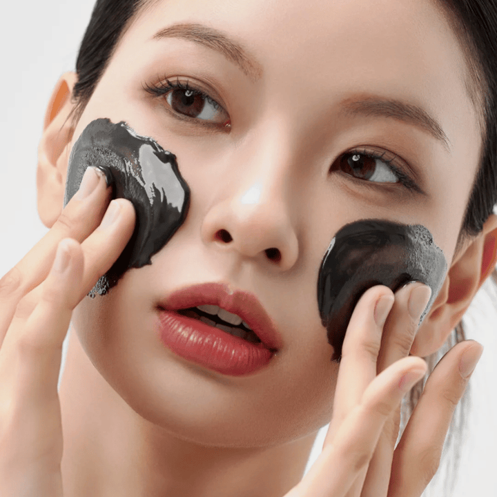 Primo piano dell'applicazione di Come Midnight Soothing Cleansing Balm sul viso. Morbido balsamo struccante che dissolve le impurità e dona una sensazione di pelle calma.