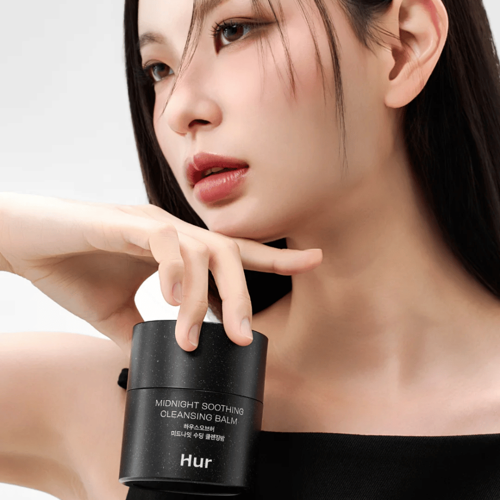 Modello tiene Come Midnight Soothing Cleansing Balm. balsamo struccante coreano che rimuove efficacemente il trucco e pulisce la pelle senza irritazioni.