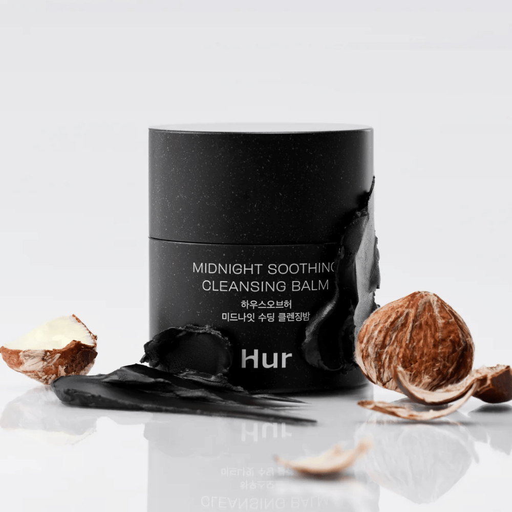 Come Midnight Soothing Cleansing Balm con texture balsamo e ingredienti naturali. Delicato detergente viso che calma la pelle e rimuove il trucco.