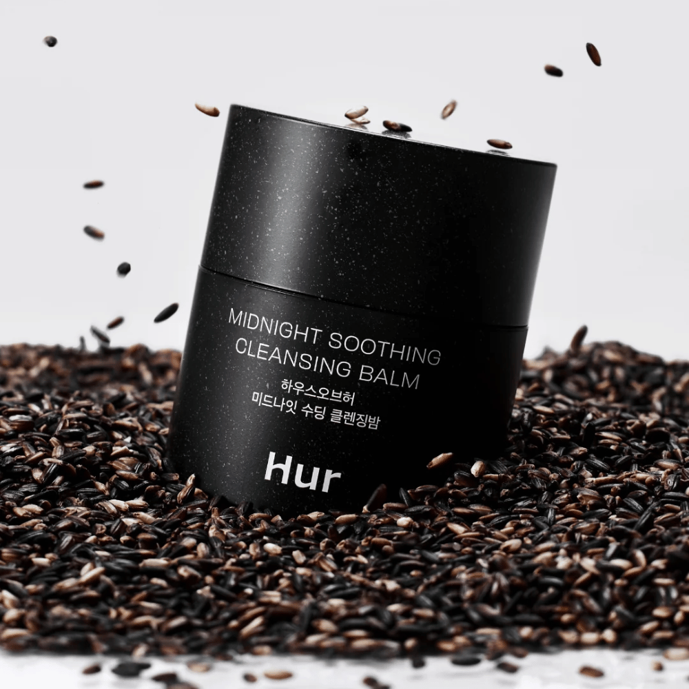 Come Midnight Soothing Cleansing Balm in barattolo nero su semi neri. balsamo struccante calmante che dissolve trucco e impurità mentre cura la pelle.