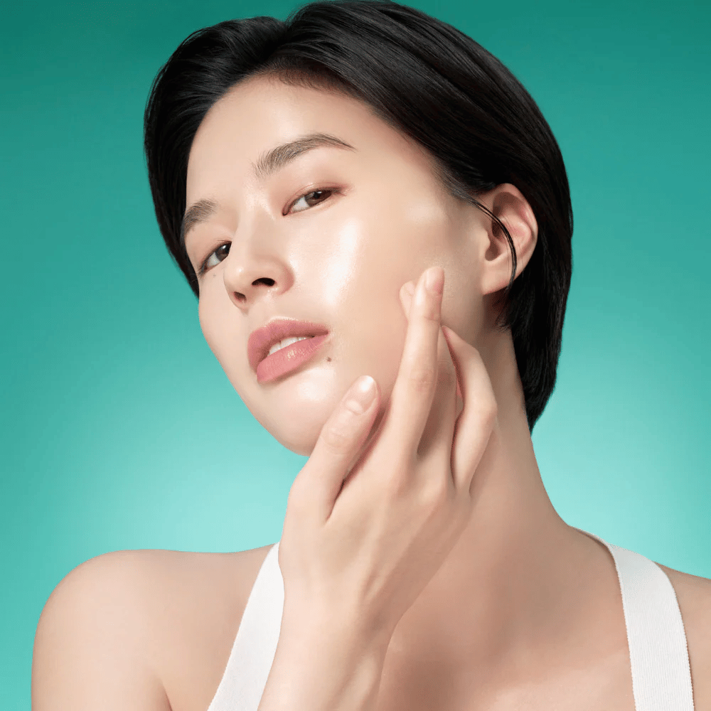 Donna con pelle radiosa dopo aver usato Purito Mighty Bamboo Panthenol Serum – siero lenitivo e idratante che rafforza la barriera cutanea.