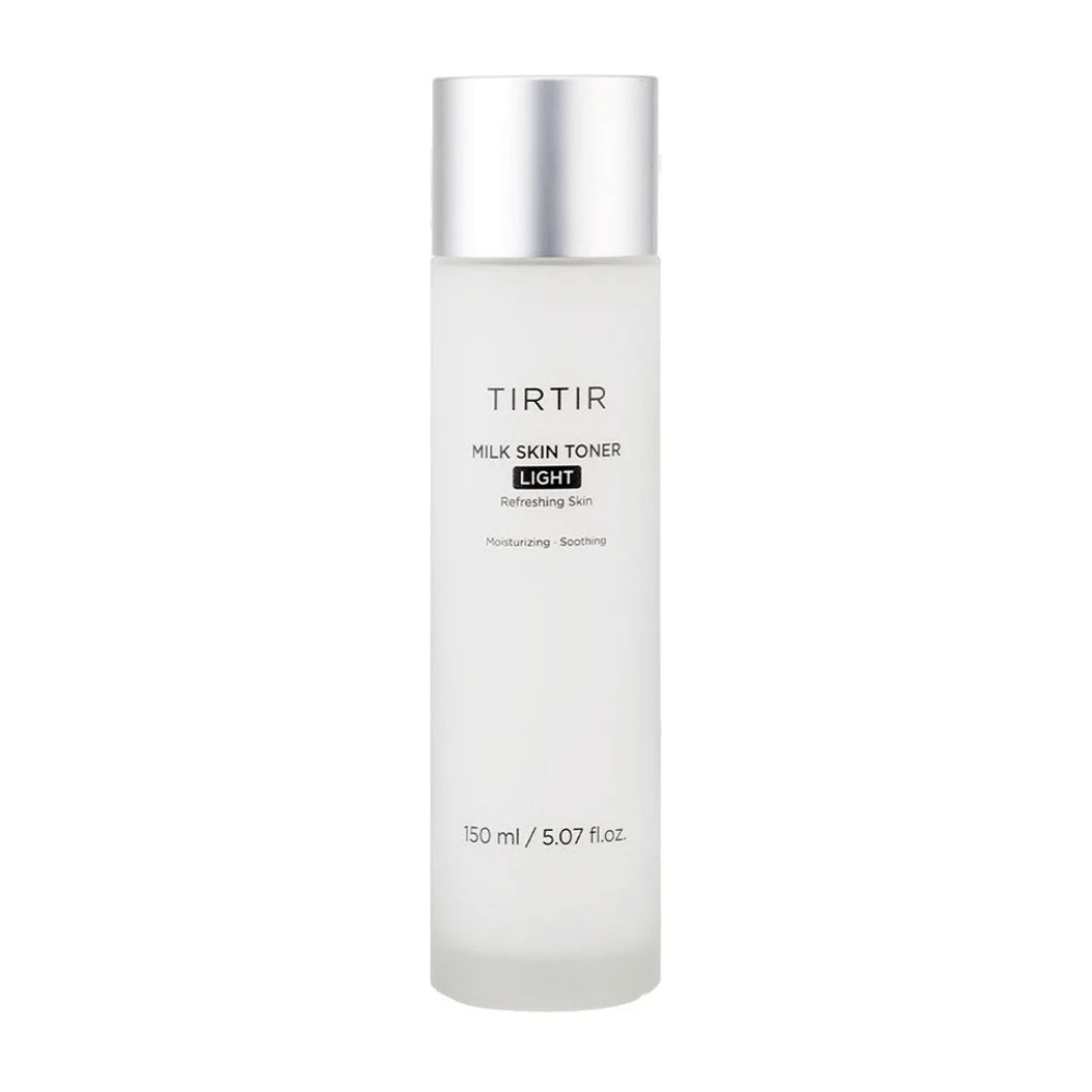 Un'immagine di un prodotto per la cura della pelle da TIRTIR, "Milk Skin Toner Light". La bottiglia è bianca e elegante con testo che descrive il toner come rinfrescante, idratante e lenitivo. La quantità del contenuto è di 150 ml o 5.07 fl. oz.