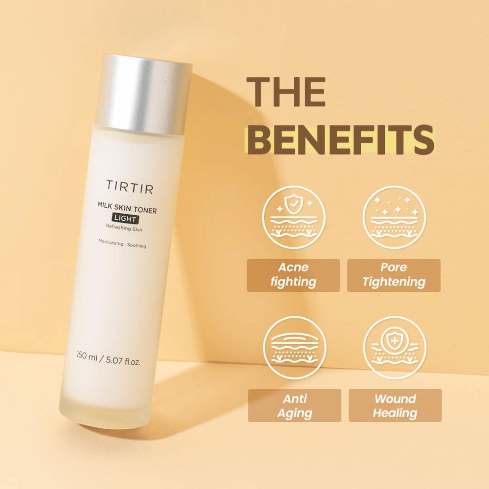 Immagine del prodotto "TIRTIR Milk Skin Toner Light" su uno sfondo giallo con il testo "THE BENEFITS". La bottiglia è presentata con icone che mettono in evidenza le sue caratteristiche: combatte l'acne, restringe i pori, anti-invecchiamento e guarisce le ferite.