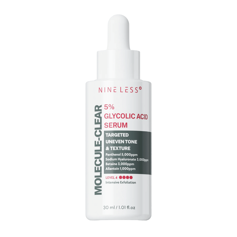 Nine Less Molecule-Clear 5% Glycolic Acid Serum in bottiglia bianca con pipetta, 30 ml. Siero esfoliante per tono e texture della pelle irregolari con pantenolo, acido ialuronico, betaina e allantoina.