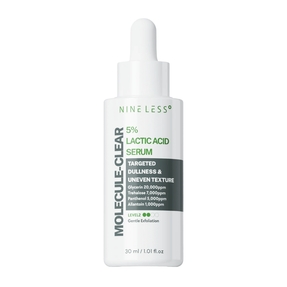 Nine Less Molecule-Clear 5% Lactic Acid Serum in una bottiglia bianca con pipetta, progettata per uniformare la texture della pelle irregolare e fornire un'esfoliazione delicata. Dimensione 30 ml.