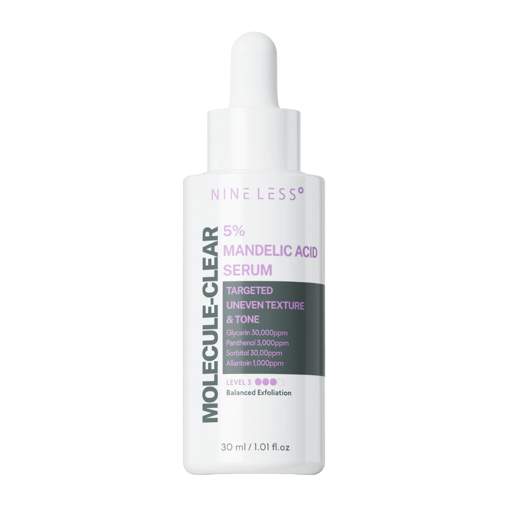Nine Less Molecule-Clear 5% Mandelic Acid Serum in una bottiglia bianca con pipetta, formulata per pelli sensibili e per un'esfoliazione equilibrata del tono e della texture della pelle irregolari.
