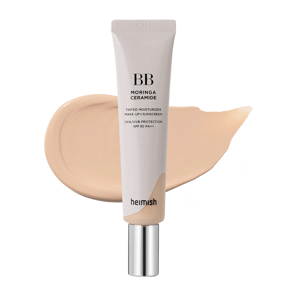 Immagine del prodotto di Heimish Moringa Ceramide BB Cream davanti a un campione di tonalità chiara. L'immagine si concentra su una tonalità più chiara e mostra la finitura morbida e naturale che la BB cream dona alla pelle.