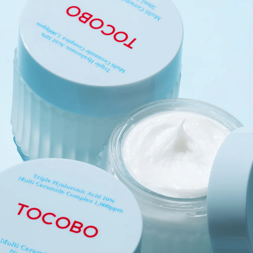 L'immagine mostra "Multi Ceramide Cream" da TOCOBO, che è una crema idratante con triplo acido ialuronico e un complesso di più ceramidi. Il prodotto è destinato a idratare intensamente e rafforzare la barriera cutanea.