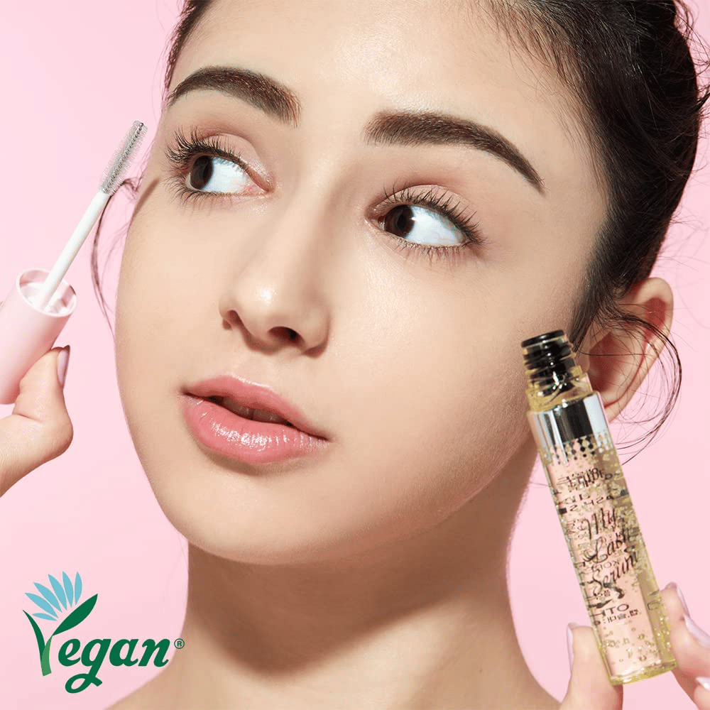Modella applica My Lash Serum vegano con pennello sulle ciglia - siero per ciglia coreano che rinforza, cura e promuove la crescita delle ciglia.