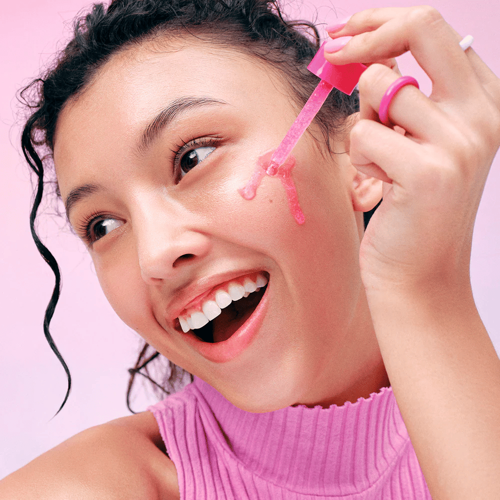 Applicazione di EqualBerry NAD+ Peptide Boosting Serum – siero illuminante con NAD+ e peptidi per una pelle più soda