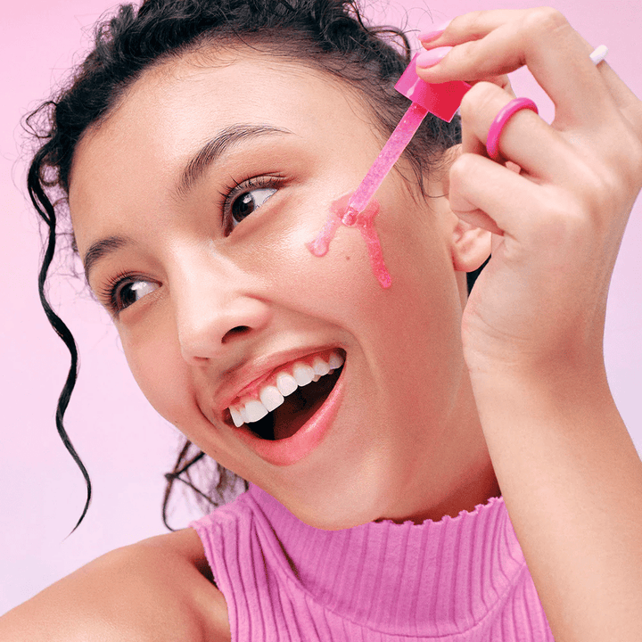 Applicazione di EqualBerry NAD+ Peptide Boosting Serum – siero illuminante con NAD+ e peptidi per una pelle più soda