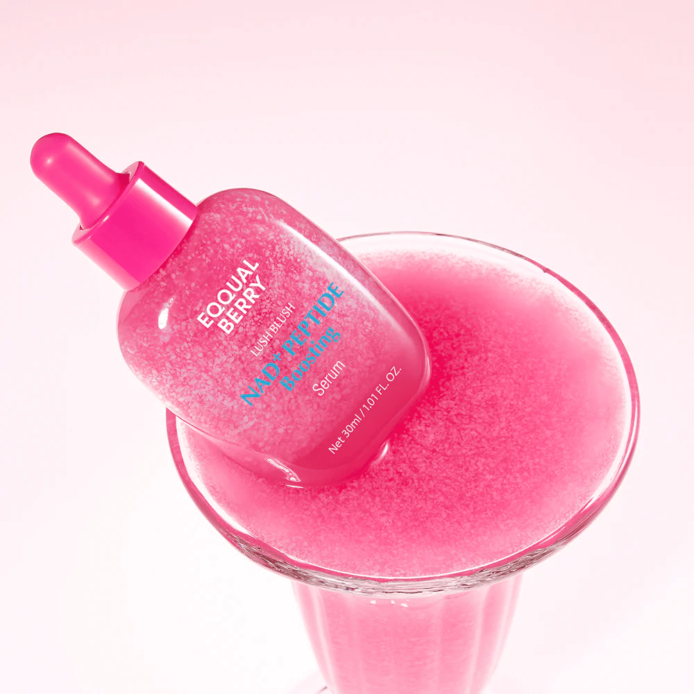 EqualBerry Lush Blush NAD+ Peptide Boosting Serum 30 ml – siero anti-età illuminante con peptidi in immagine di prodotto creativa