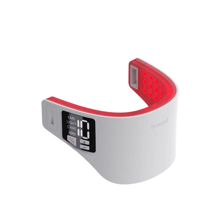 Beaund Neckcera con terapia della luce LED rossa attivata. I punti luminosi rossi all'interno mostrano l'area di trattamento rivolta verso la pelle del collo.