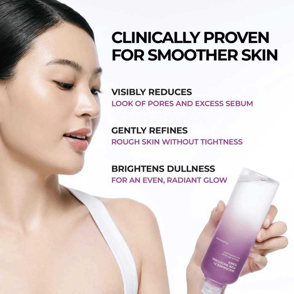 Modella che tiene JUMISO Niacinamide 2+ Pore Smoothing Toner accanto al viso. L’immagine mette in risalto la capacità clinicamente provata del prodotto di ridurre i pori visibili, uniformare la texture della pelle e donare maggiore luminosità alla pelle.