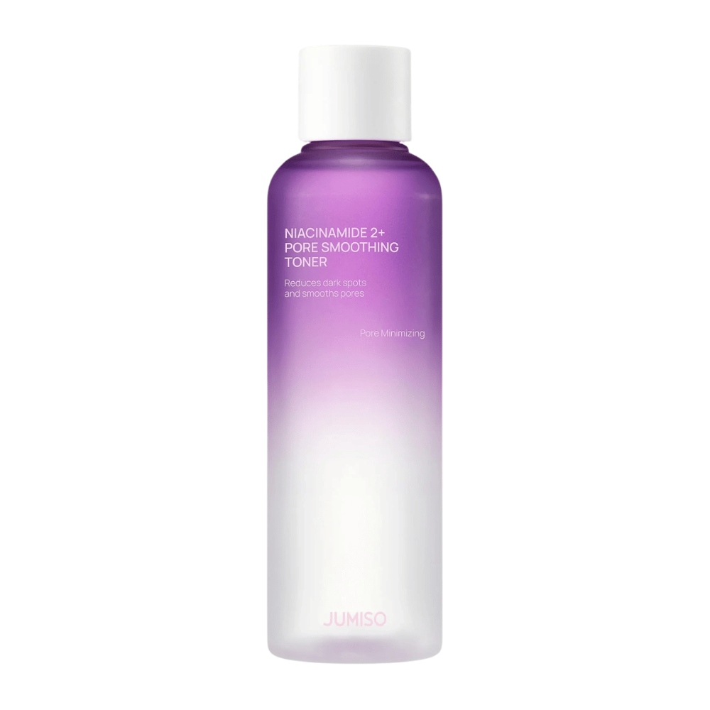 Immagine del prodotto di JUMISO Niacinamide 2+ Pore Smoothing Toner su sfondo chiaro. Il flacone viola e bianco mette in evidenza l’attenzione del prodotto al perfezionamento dei pori, a un incarnato più uniforme e alla riduzione della visibilità delle macchie scure.