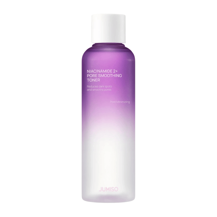 Immagine del prodotto di JUMISO Niacinamide 2+ Pore Smoothing Toner su sfondo chiaro. Il flacone viola e bianco mette in evidenza l’attenzione del prodotto al perfezionamento dei pori, a un incarnato più uniforme e alla riduzione della visibilità delle macchie scure.