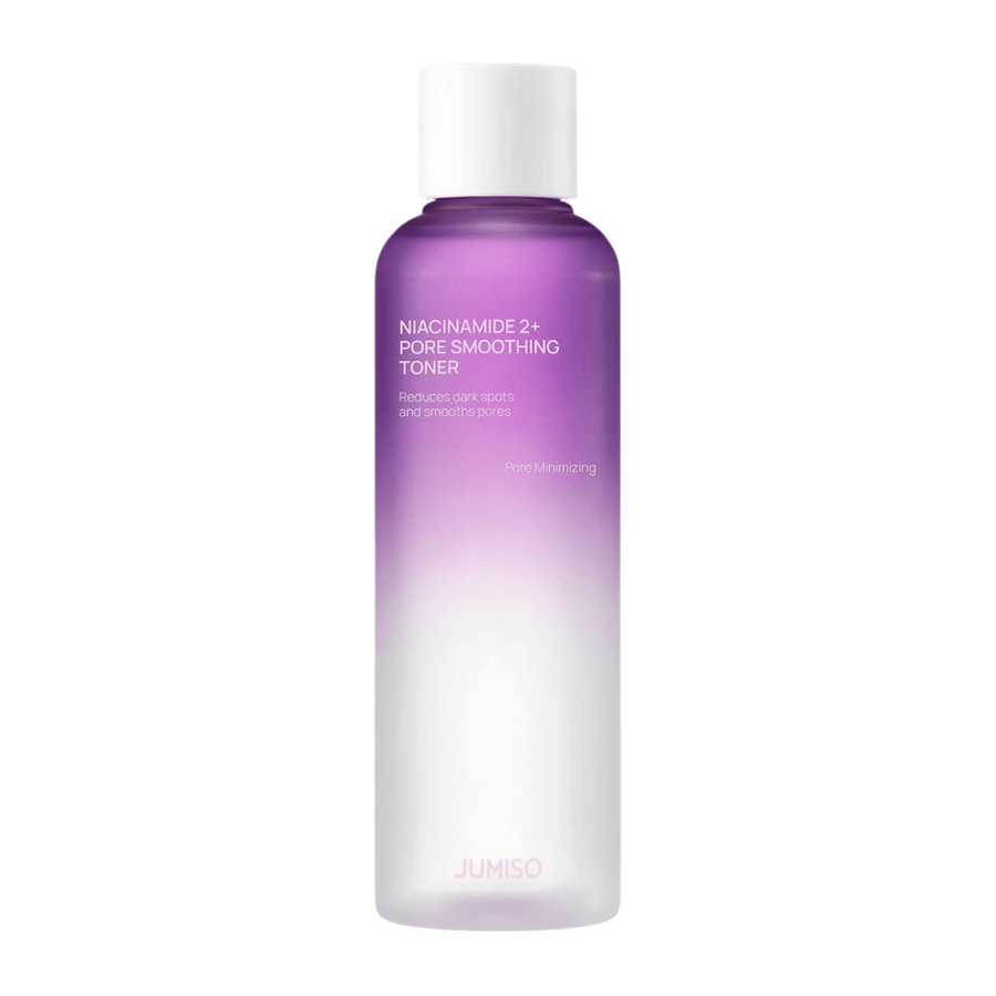 Immagine del prodotto di JUMISO Niacinamide 2+ Pore Smoothing Toner su sfondo chiaro. Il flacone viola e bianco mette in evidenza l’attenzione del prodotto al perfezionamento dei pori, a un incarnato più uniforme e alla riduzione della visibilità delle macchie scure.