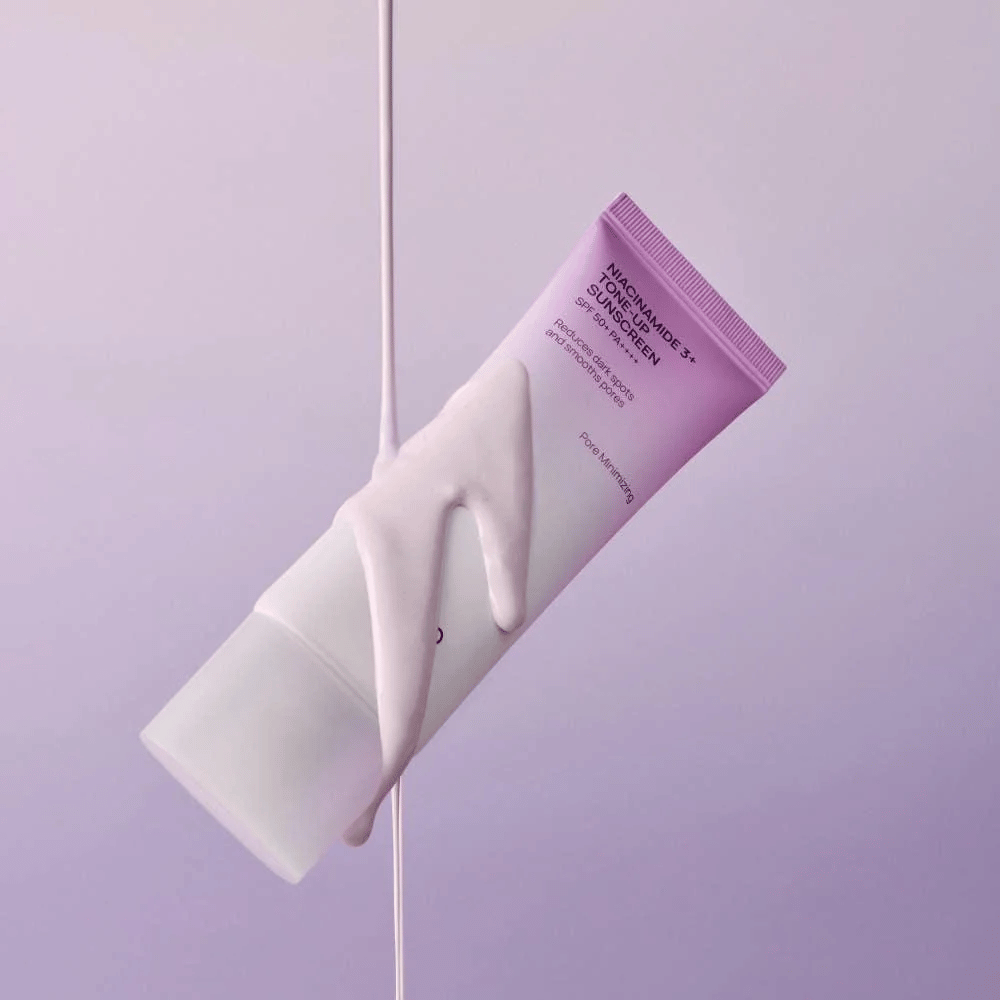 JUMISO Niacinamide 3+ Tone-Up Sunscreen SPF50+ PA++++ con formula leggera che offre una protezione UV ad ampio spettro e un effetto tone-up illuminante.