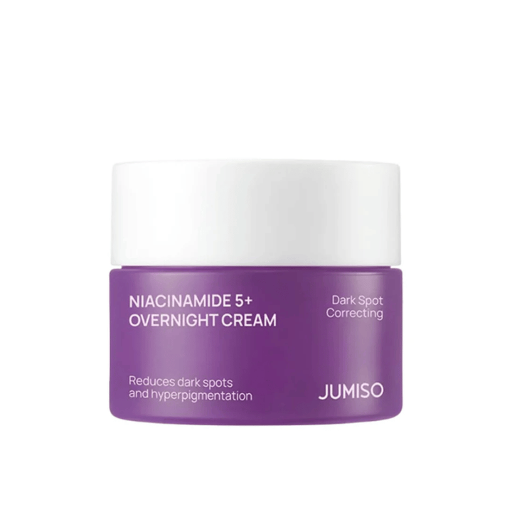 JUMISO Niacinamide 5+ Overnight Cream in barattolo viola su sfondo chiaro. Crema notte con niacinamide che aiuta a ridurre le macchie pigmentarie, il tono della pelle non uniforme e a donare alla pelle una luminosità più uniforme durante la notte.