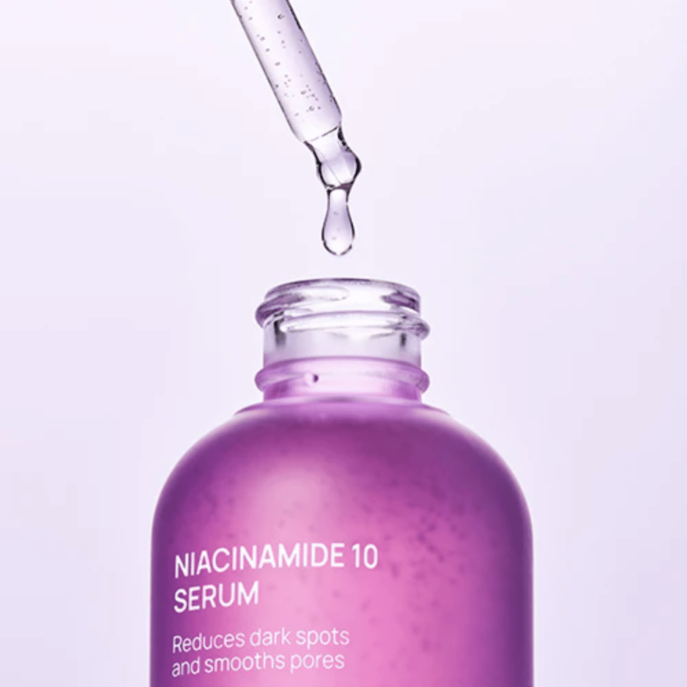 Primo piano della bottiglia e della pipetta con Jumiso Niacinamide 10 Serum. Goccia trasparente di formula leggera che si assorbe rapidamente nella pelle.