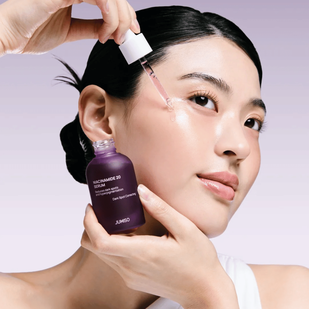 Donna applica Jumiso Niacinamide 20 Serum – siero coreano illuminante che uniforma il tono della pelle e riduce le macchie pigmentarie.