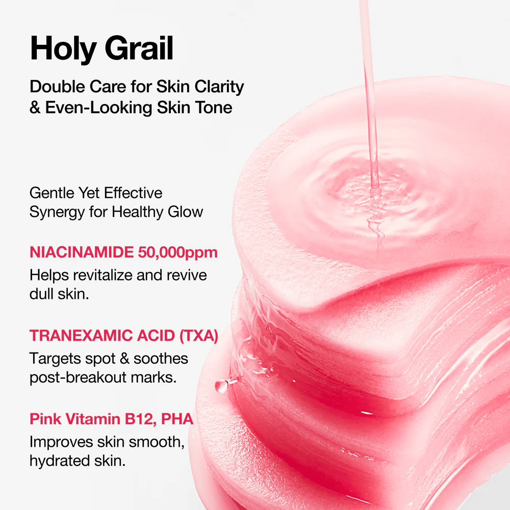 Rosa dischetti tonici con liquido che viene versato dall'alto, con ingredienti chiave come niacinamide 50.000 ppm, acido tranexamico e vitamina B12 per un tono della pelle uniforme e idratazione.