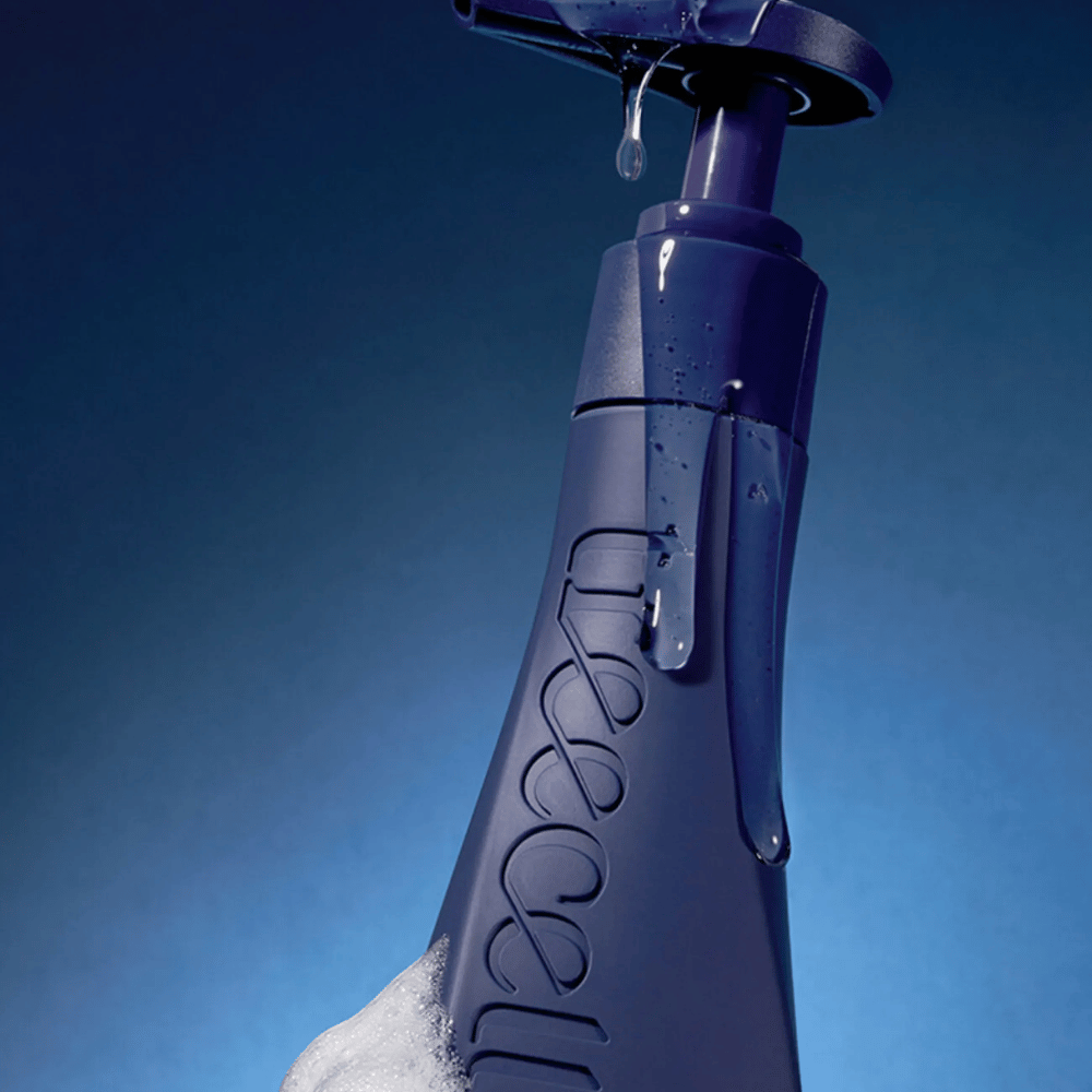 Immagine prodotto scura ed esclusiva di Treecell Night Collagen Shampoo con gocce d’acqua e schiuma che mettono in risalto le proprietà idratanti e detergenti.