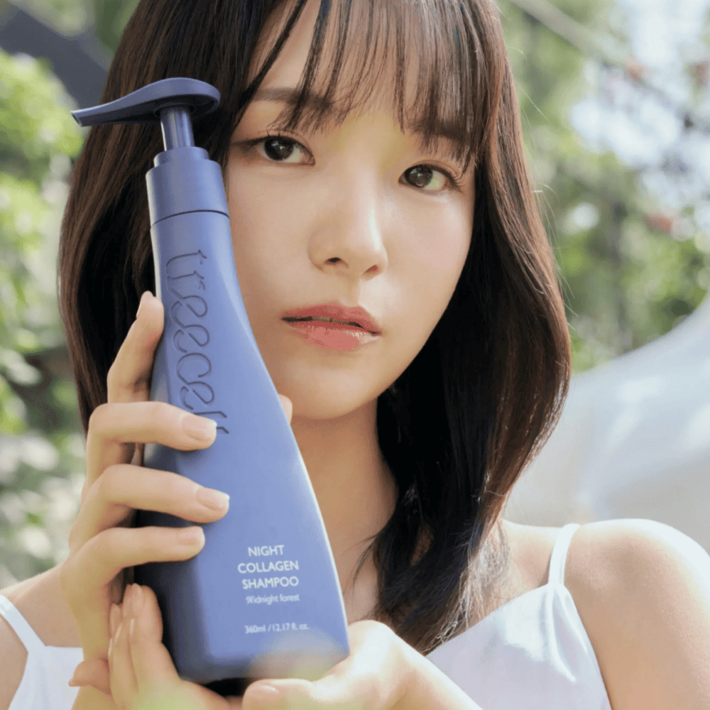 Donna che tiene in mano Treecell Night Collagen Shampoo Midnight Forest in un ambiente naturale. L’immagine trasmette capelli sani, lucentezza e una sensazione premium con focus sulla cura dei capelli e del cuoio capelluto.