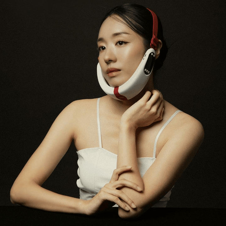 Una modella utilizza Beaund Nmode Pro intorno alla linea mandibolare e al mento. L’immagine illustra come il dispositivo rimane in posizione durante il trattamento ed è adattato per l’area del viso e della mascella.