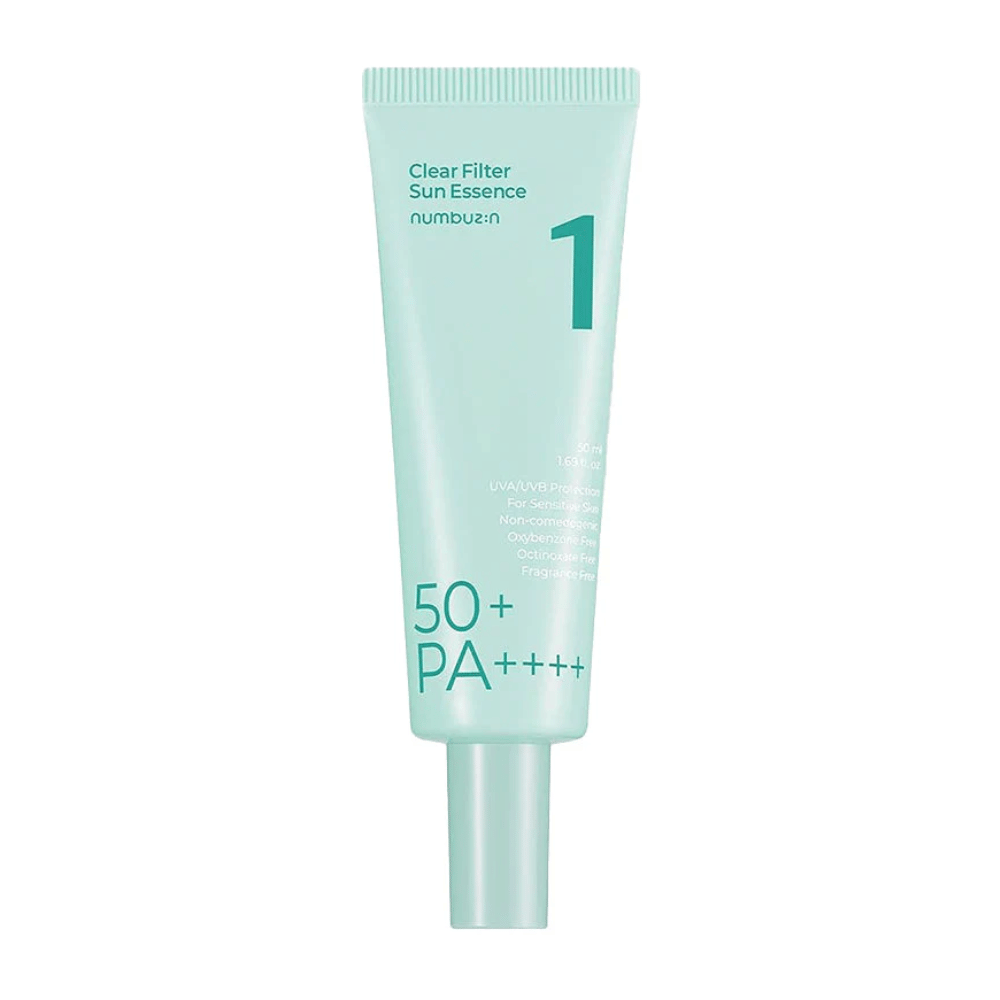 Un tubo azzurro chiaro con No.1 Clear Filter Sun Essence SPF 50+ PA++++. È progettato per la pelle sensibile e offre alta protezione contro i raggi UVA e UVB. Il prodotto è privo di ingredienti comedogenici, ossibenzone, octinoxato e profumo. Il tubo contiene 50 ml.