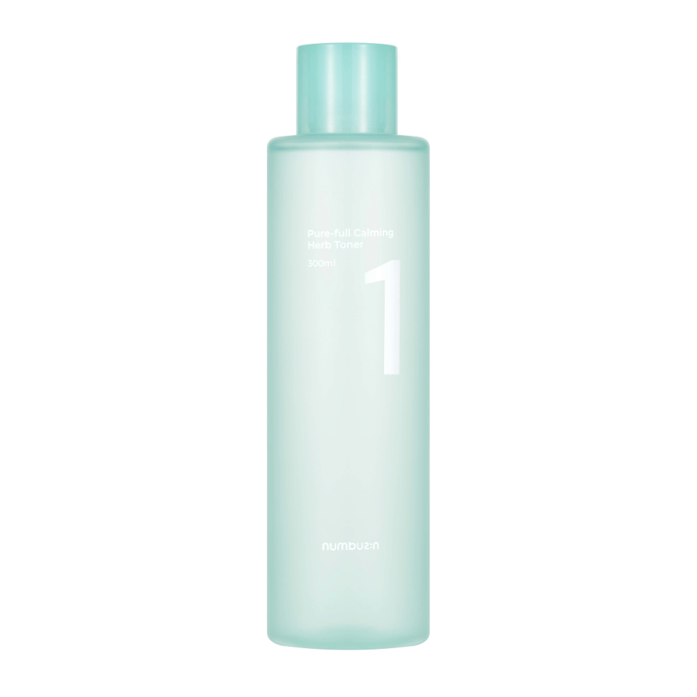 Una bottiglia con No.1 Pure-Full Calming Herb Toner in un design trasparente azzurro chiaro. La bottiglia ha un tappo azzurro chiaro e un'etichetta con il testo "Pure-full Calming Herb Tonico viso" e "300ml". Il prodotto ha un aspetto minimalista e trasmette un'impressione fresca e rilassante.